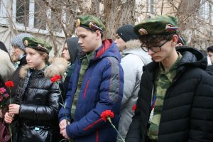 В Астрахани открыли мемориальную доску памяти героя России Алексея Калмыкова